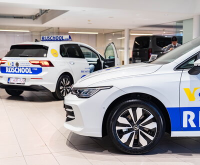 Nieuwe groepslevering van 2 Volkswagen Golf voor VOC Brugge