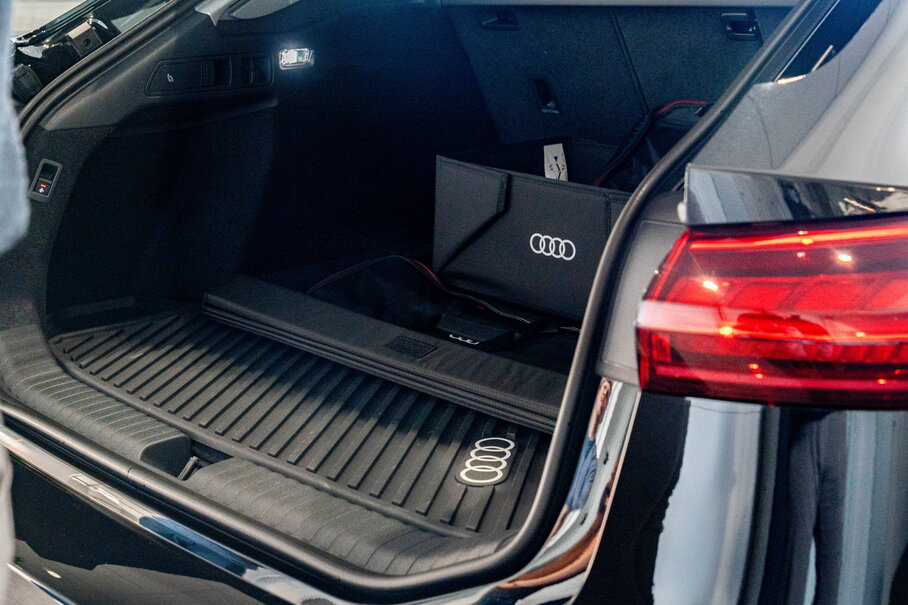 Ontdek de groepslevering van de drie Audi A6 e-tron modellen.