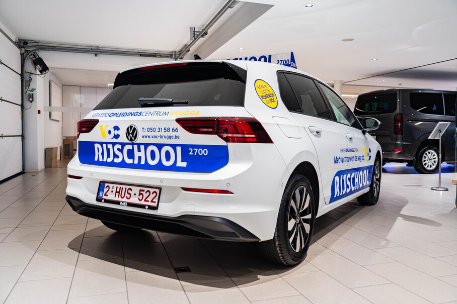 Ontdek de groepslevering van twee Volkswagen Golf aan VOC Brugge