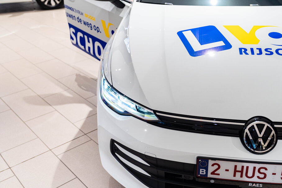Ontdek de groepslevering van twee Volkswagen Golf aan VOC Brugge