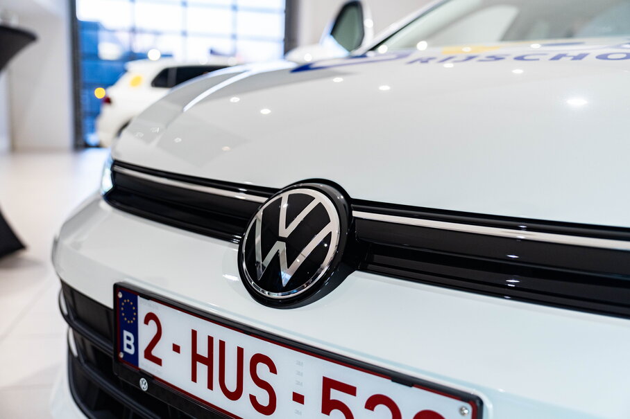 Ontdek de groepslevering van twee Volkswagen Golf aan VOC Brugge