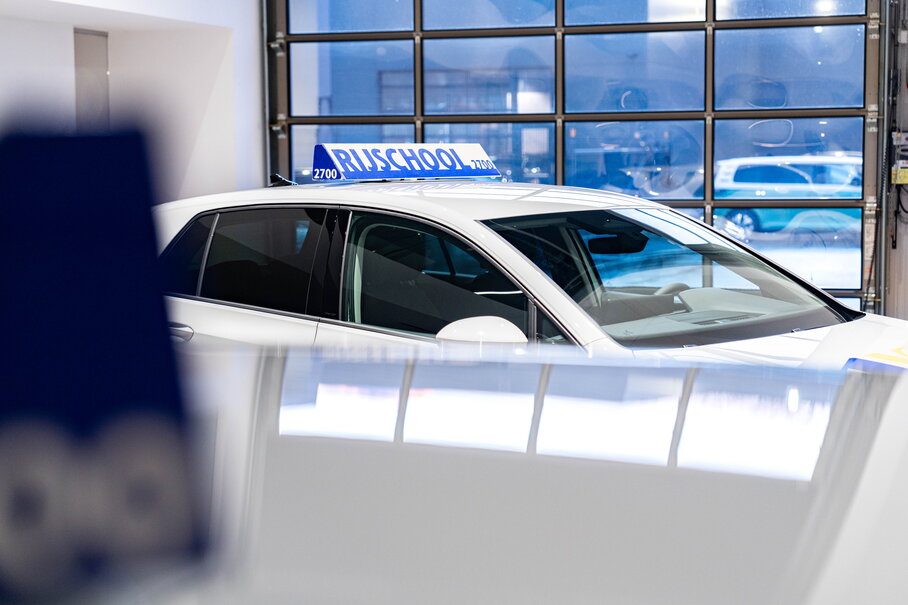 Ontdek de groepslevering van twee Volkswagen Golf aan VOC Brugge