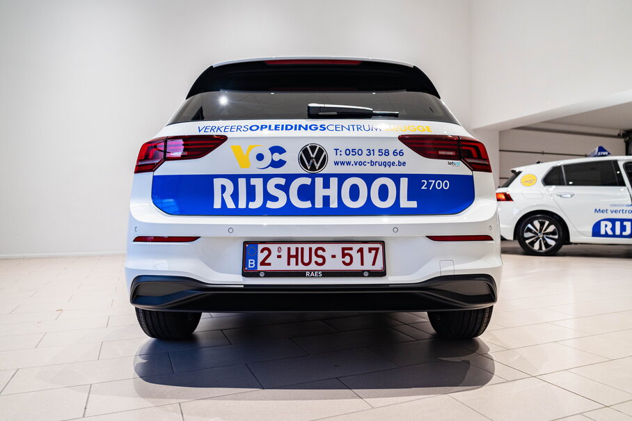 Ontdek de groepslevering van twee Volkswagen Golf aan VOC Brugge