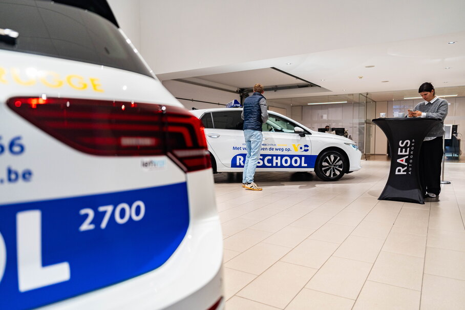 Ontdek de groepslevering van twee Volkswagen Golf aan VOC Brugge