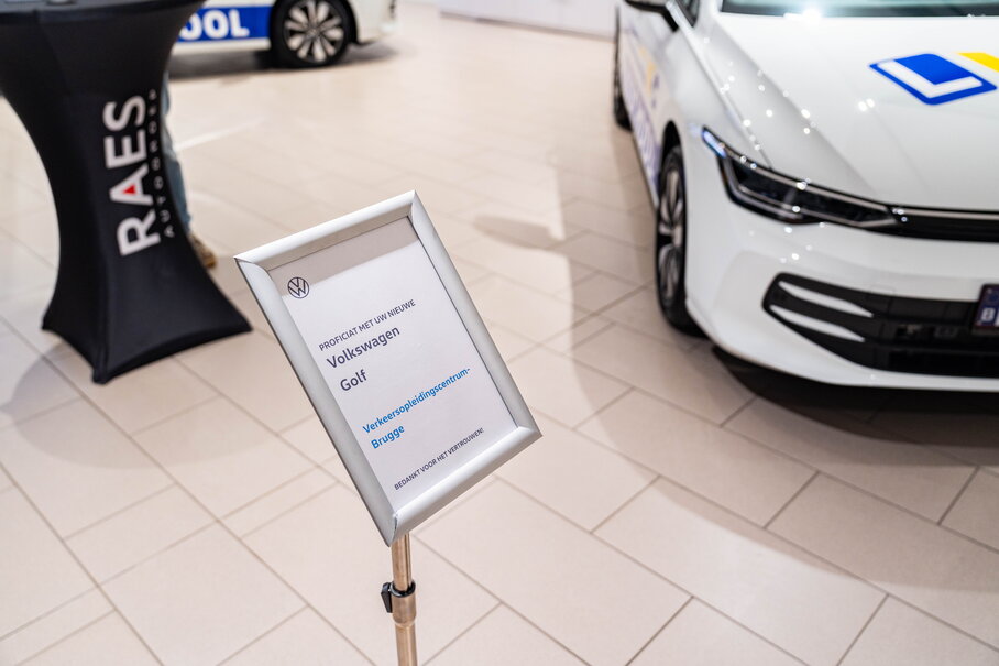Ontdek de groepslevering van twee Volkswagen Golf aan VOC Brugge