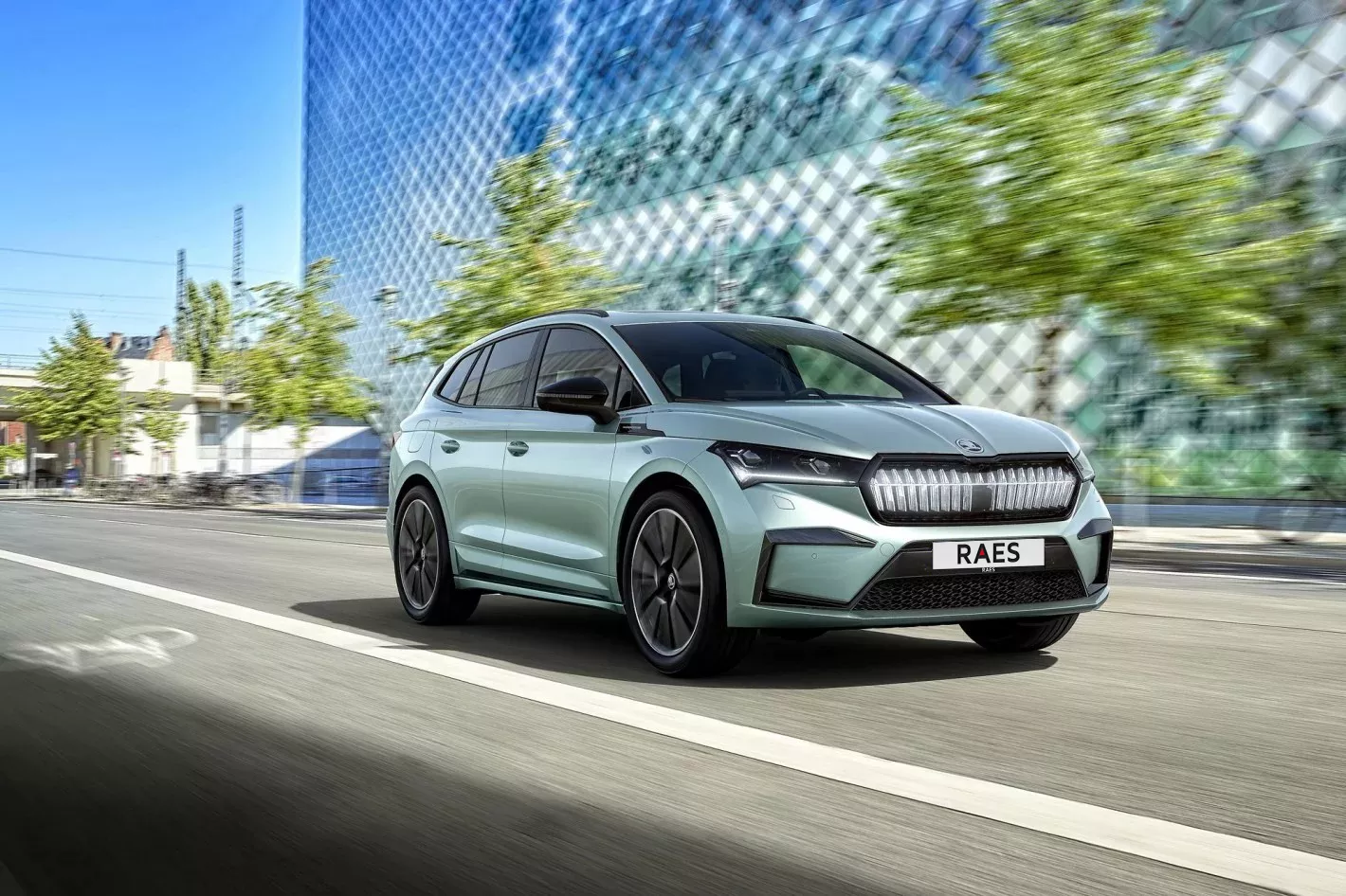 SKODA Enyaq iV bij RAES Autogroep met gratis laadpaal