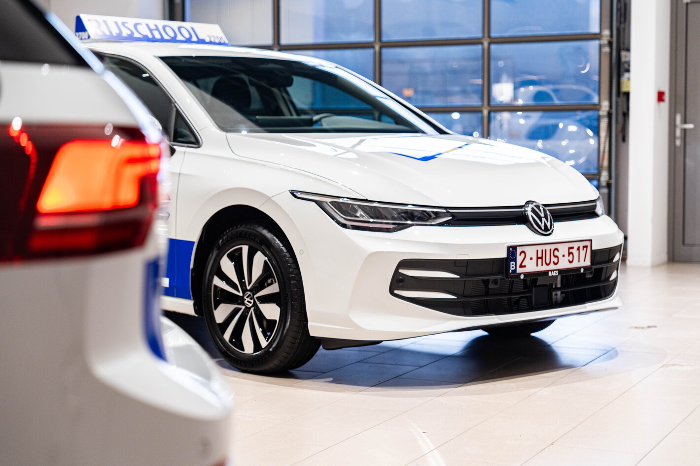 Ontdek de groepslevering van twee Volkswagen Golf aan VOC Brugge