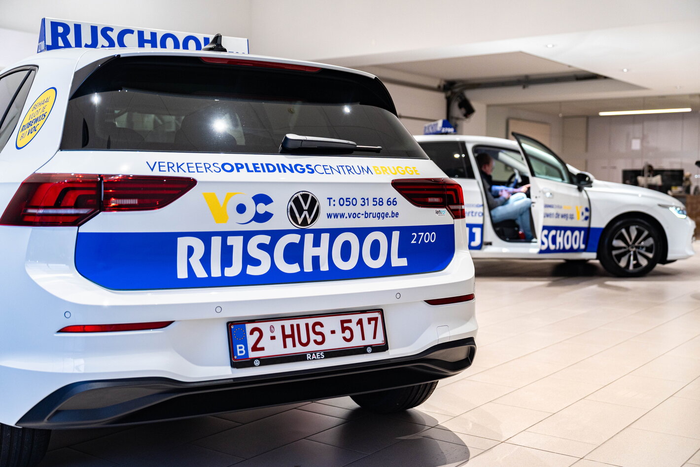 Ontdek de groepslevering van twee Volkswagen Golf aan VOC Brugge